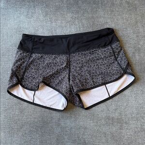 Lululemon Speed Short Freckle Flower Black and White Women's Size 6